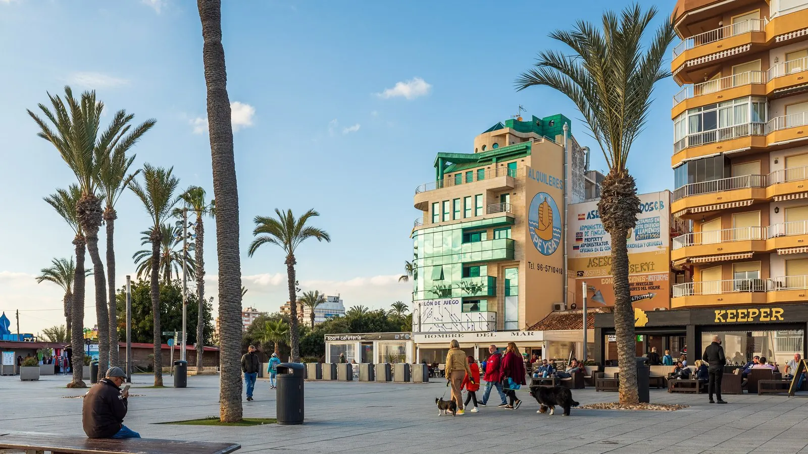 Deptak Paseo Juan Aparicio w Torrevieji z palmami i kawiarniami