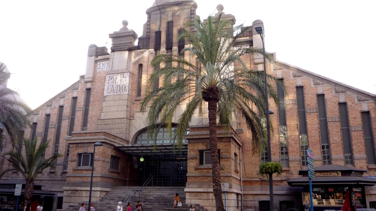 Hala targowa Mercado Central w Alicante z palmami przed wejściem