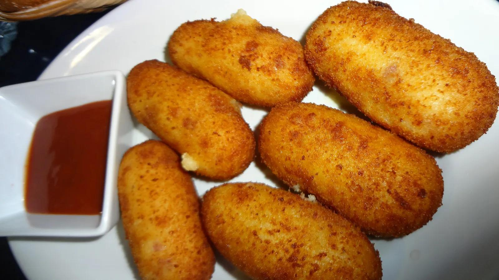 Talerz krokietów podanych jako tapa w hiszpańskim barze